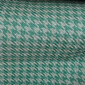 Tissu à motif chevron vert et gris, idéal pour la décoration intérieure et la confection de vêtements tendance. Design élégant offrant un style moderne et raffiné, parfait pour les projets de couture et d'ameublement.