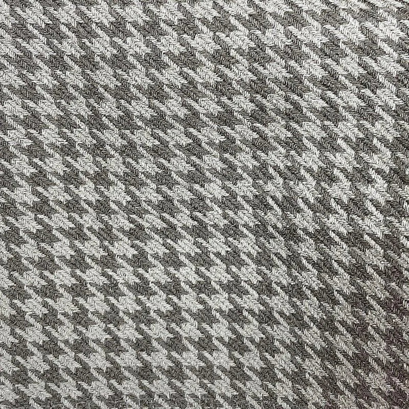Motif pied-de-poule gris et blanc en gros plan, parfait pour vêtements tendance et accessoires de mode. Design intemporel et élégant, idéal pour ajouter une touche de sophistication à toute tenue.