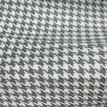Tissu motif pied-de-poule classique en noir et blanc, idéal pour la confection de vêtements élégants. Design intemporel parfait pour costumes, vestes ou accessoires.