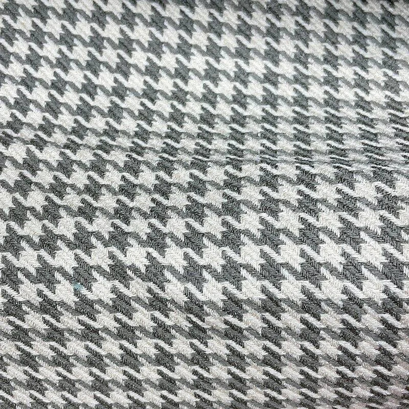 Tissu motif pied-de-poule classique en noir et blanc, idéal pour la confection de vêtements élégants. Design intemporel parfait pour costumes, vestes ou accessoires.