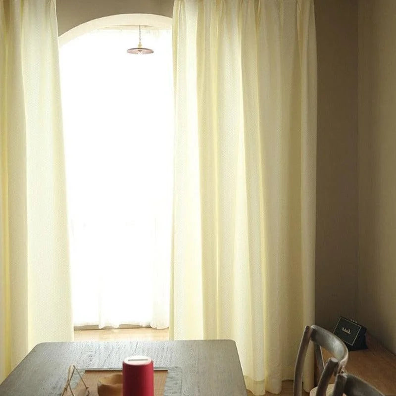 Rideaux élégants beige pour salon, apportant une ambiance chaleureuse et lumineuse. Idéal pour décorer votre intérieur tout en préservant votre intimité. Complétez votre décoration avec ces rideaux contemporains et fonctionnels. Parfait pour toutes les saisons.