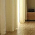 Rideaux lumineux pour salon moderne, apportant une ambiance douce et chaleureuse grâce à leur couleur neutre. Parfaits pour filtrer la lumière naturelle, ces rideaux sublimeront votre intérieur avec élégance. Accessoire essentiel pour toute décoration contemporaine. Idéal pour créer un espace accueillant dans votre maison.