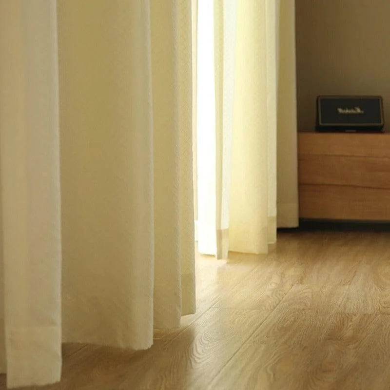 Rideaux lumineux pour salon moderne, apportant une ambiance douce et chaleureuse grâce à leur couleur neutre. Parfaits pour filtrer la lumière naturelle, ces rideaux sublimeront votre intérieur avec élégance. Accessoire essentiel pour toute décoration contemporaine. Idéal pour créer un espace accueillant dans votre maison.
