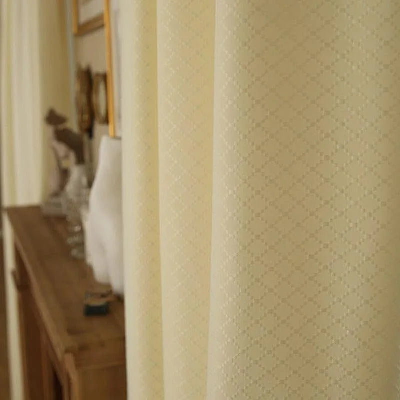 Rideau beige à motifs géométriques, idéal pour un salon élégant. Ce rideau chic offre une ambiance chaleureuse et moderne. Parfait pour ajouter une touche contemporaine à votre décoration intérieure.