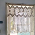 Rideau en macramé suspendu devant une fenêtre, ajoutant une touche bohème et décorative à la pièce. Les motifs géométriques et les franges créent une ambiance chaleureuse et accueillante, idéale pour la décoration intérieure. Convient parfaitement pour des espaces lumineux et naturels.