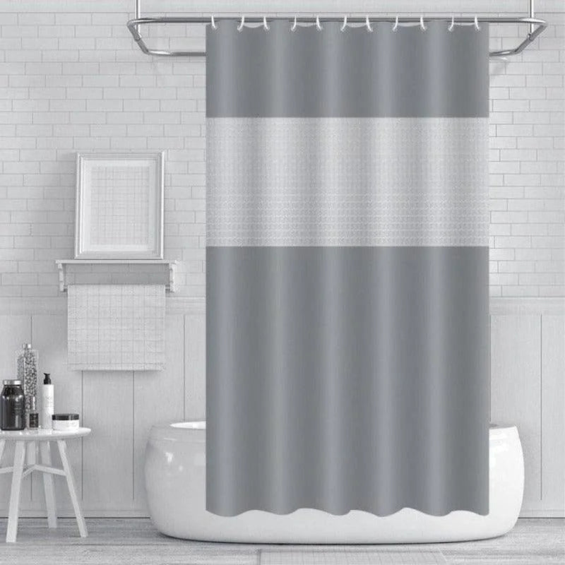 Rideau de douche gris élégant pour salle de bain moderne, offrant une touche contemporaine à votre espace. Design discret et raffiné avec une bande texturée qui rehausse la décoration intérieure. Idéal pour les salles de bain minimalistes et chic, s'adaptant facilement à divers styles de décoration.