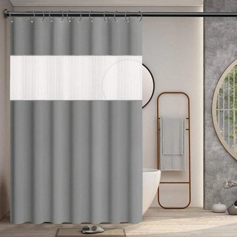 Rideau de douche gris élégant avec bande centrale, idéal pour ajouter une touche moderne à votre salle de bain. Design contemporain, s'intègre parfaitement avec un décor épuré. Accessoire essentiel pour une ambiance sereine et raffinée. Facile à installer, adapté à toutes les salles de bain modernes.