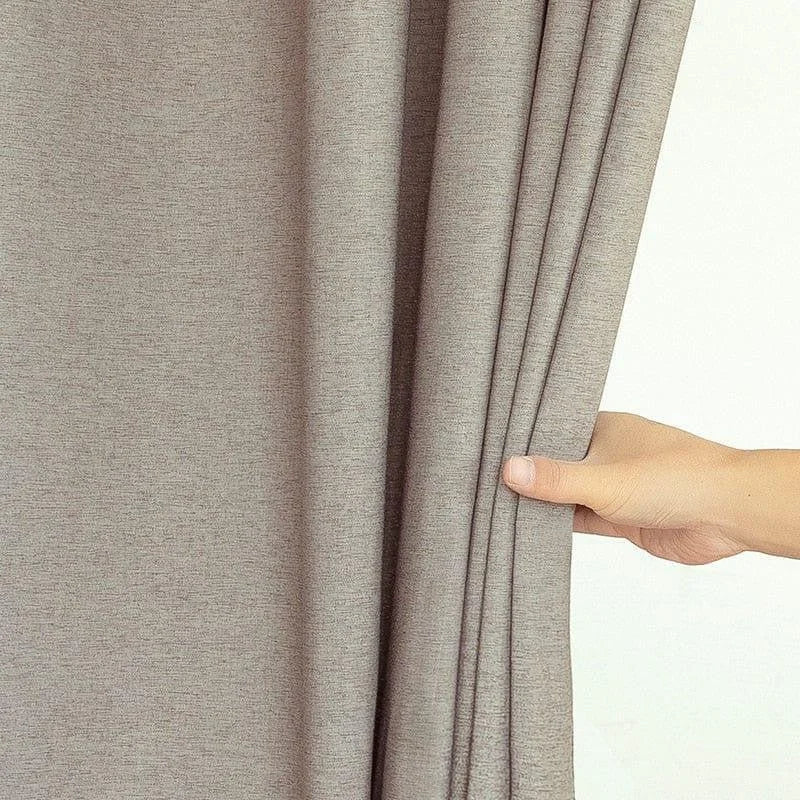 Rideau beige élégant avec plis délicats, idéal pour ajouter une touche de sophistication à votre intérieur. Parfait pour un salon moderne ou une chambre lumineuse. Design intemporel qui s'harmonise avec tout type de décoration.