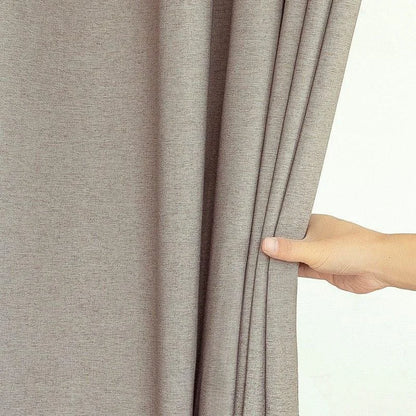 Rideau beige élégant avec plis délicats, idéal pour ajouter une touche de sophistication à votre intérieur. Parfait pour un salon moderne ou une chambre lumineuse. Design intemporel qui s'harmonise avec tout type de décoration.