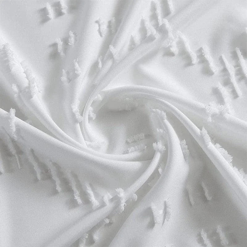 Image d’un tissu élégant de couleur blanche, présentant une texture douce et des motifs légèrement en relief. Idéal pour la décoration intérieure ou la confection de vêtements sophistiqués, ajoutant une touche de raffinement et de modernité.