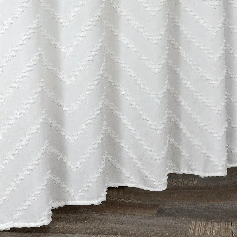 Rideau blanc à motif chevron pour décoration intérieure, idéal pour salon moderne et élégant, accentue la luminosité de la pièce, style chic et épuré, parfait pour ajouter une touche de sophistication à tout espace.