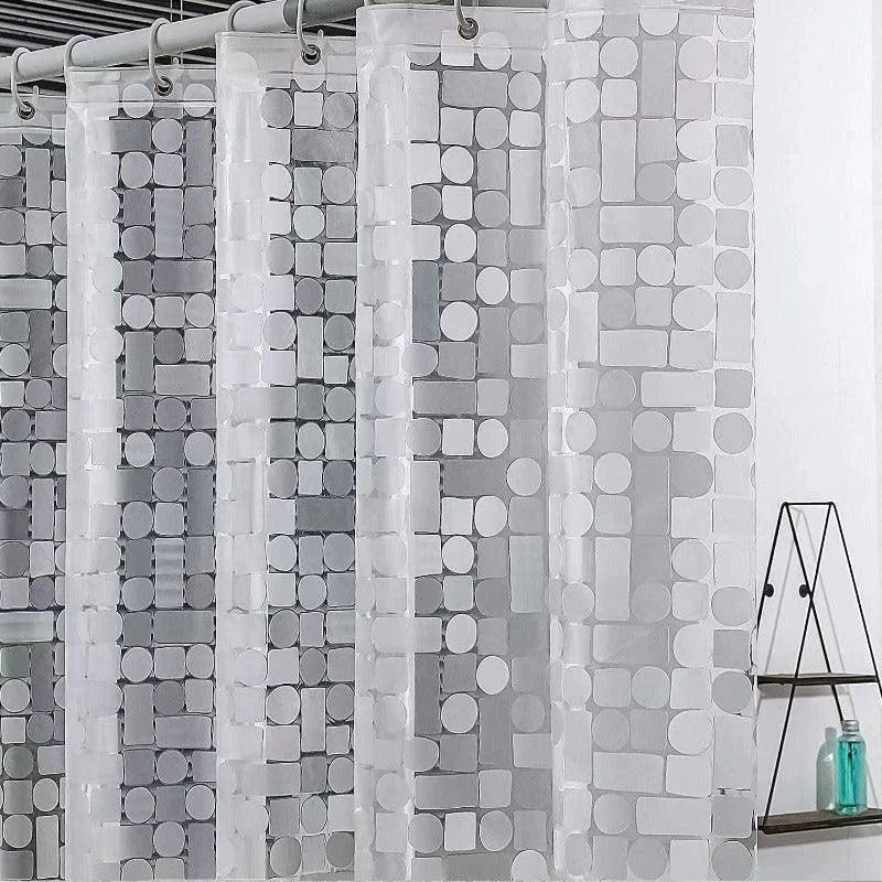 Rideau de douche moderne avec motifs géométriques blancs et gris, idéal pour ajouter une touche contemporaine à votre salle de bain tout en assurant intimité et style. Accessoire parfait pour un aménagement intérieur raffiné.