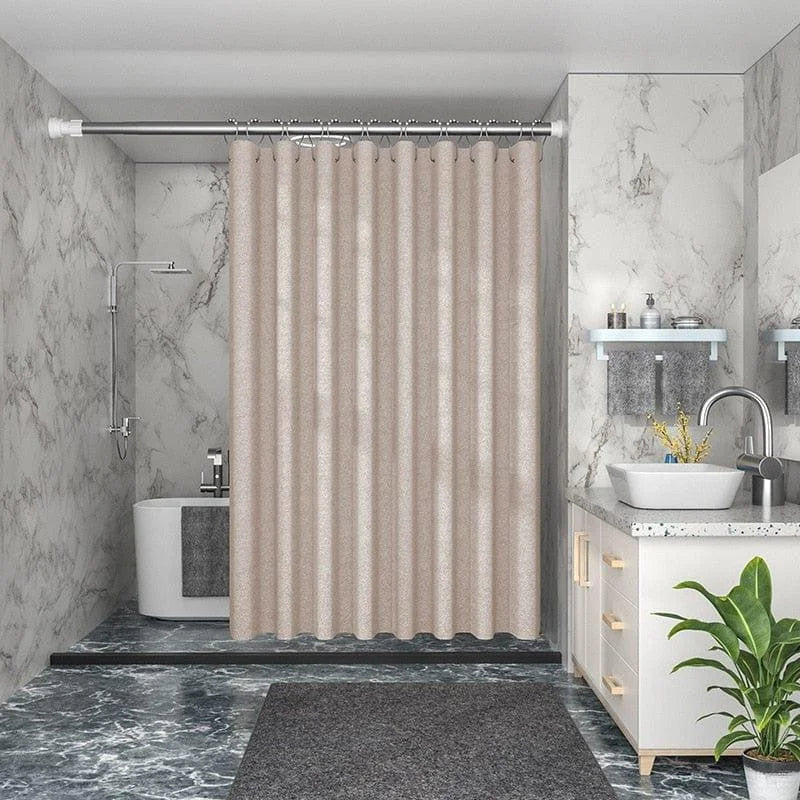 Rideau de douche élégant couleur neutre pour salle de bain moderne, suspendu sur une tringle en inox, ambiance chic avec marbre mural et carrelage au sol, décoré avec des serviettes, une baignoire îlot et une vasque design.