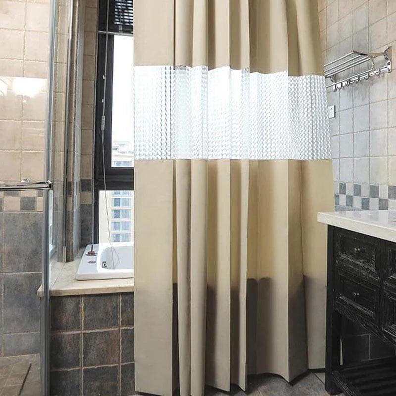 Rideau de douche moderne beige avec bande transparente, parfait pour ajouter une touche élégante à votre salle de bain tout en préservant l'intimité. Idéal pour les espaces intérieurs contemporains, il s'intègre harmonieusement à divers styles de décoration de salle de bain. Facile à installer et pratique pour une utilisation quotidienne, ce rideau de douche combine esthétique et fonctionnalité.