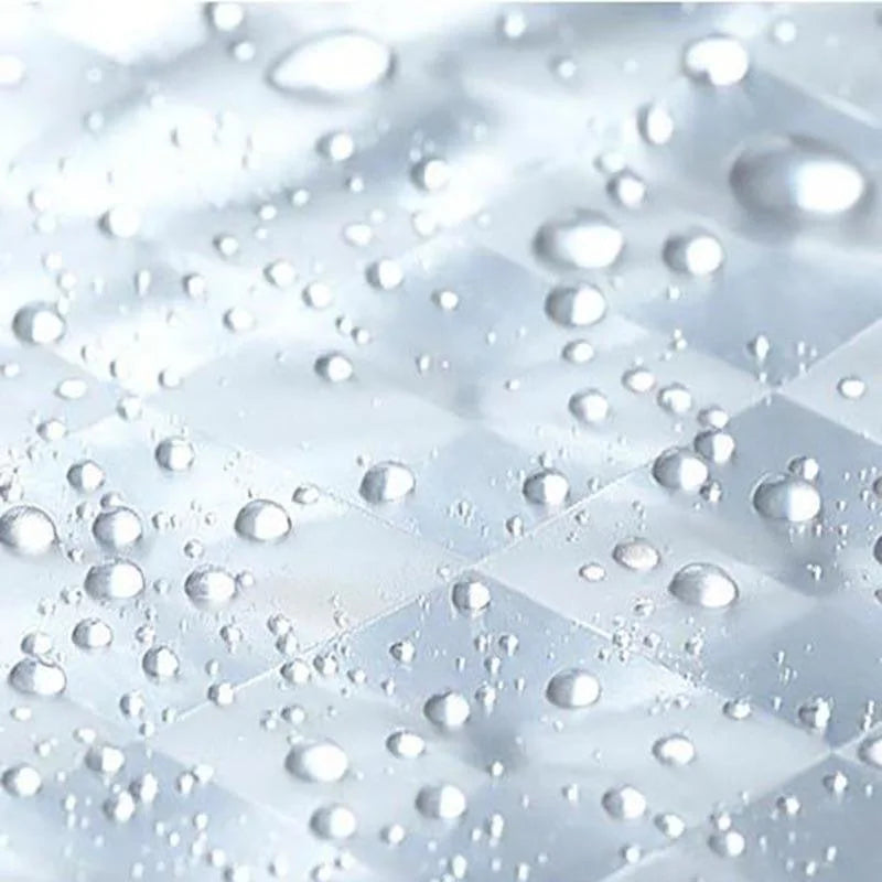 Image montrant une surface lisse et imperméable avec des gouttes d'eau dispersées, illustrant la résistance à l'eau et la durabilité pour une utilisation prolongée en milieu humide. Parfait pour salles de bains et cuisines, ce produit offre une protection efficace contre l'humidité.