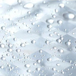 Image montrant une surface lisse et imperméable avec des gouttes d'eau dispersées, illustrant la résistance à l'eau et la durabilité pour une utilisation prolongée en milieu humide. Parfait pour salles de bains et cuisines, ce produit offre une protection efficace contre l'humidité.