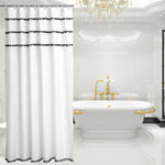 Rideau de douche élégant blanc avec motifs noirs pour salle de bain moderne, apportant une touche de style et de sophistication à votre espace. Idéal pour créer une ambiance luxueuse et harmonieuse tout en conservant une esthétique épurée.