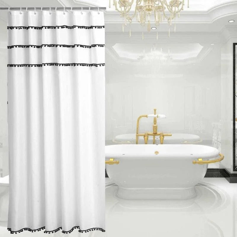 Rideau de douche élégant blanc avec motifs noirs pour salle de bain moderne, apportant une touche de style et de sophistication à votre espace. Idéal pour créer une ambiance luxueuse et harmonieuse tout en conservant une esthétique épurée.