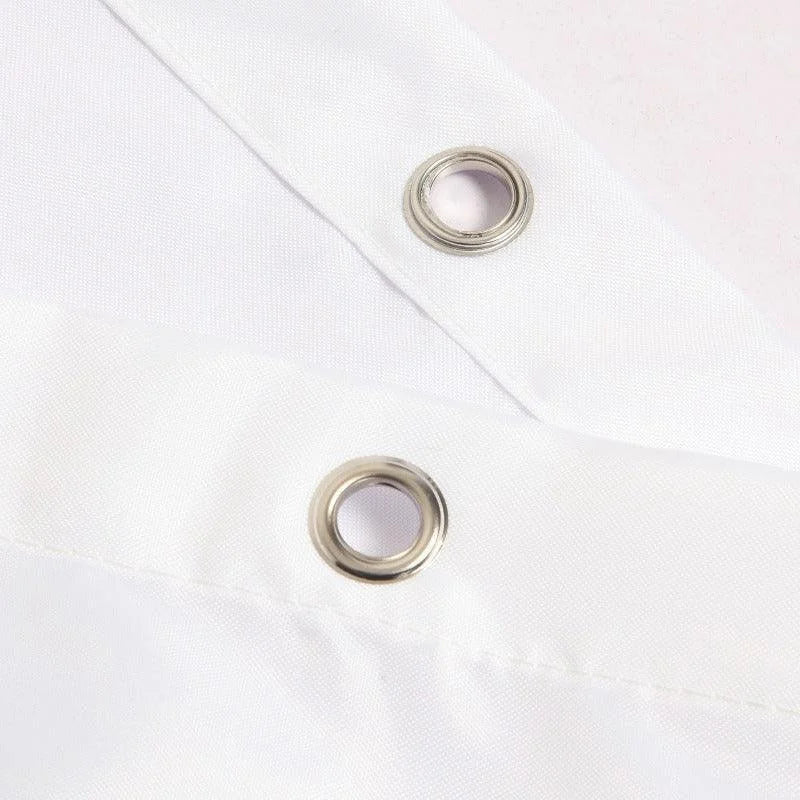 Détails visuels d'œillets argentés sur une toile blanche, idéal pour applications de fixation robustes. Accessoire pratique pour diverses utilisations, garantissant résistance et durabilité. Parfait pour les installations nécessitant une sécurité maximale.