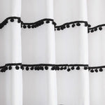 Rideau blanc élégant avec bandes de pompons noirs, idéal pour ajouter une touche de sophistication à votre intérieur. Parfait pour le salon ou la chambre, ce design classique et contemporain s'intègre harmonieusement dans tout style de décoration. Accessoire essentiel pour embellir vos fenêtres.