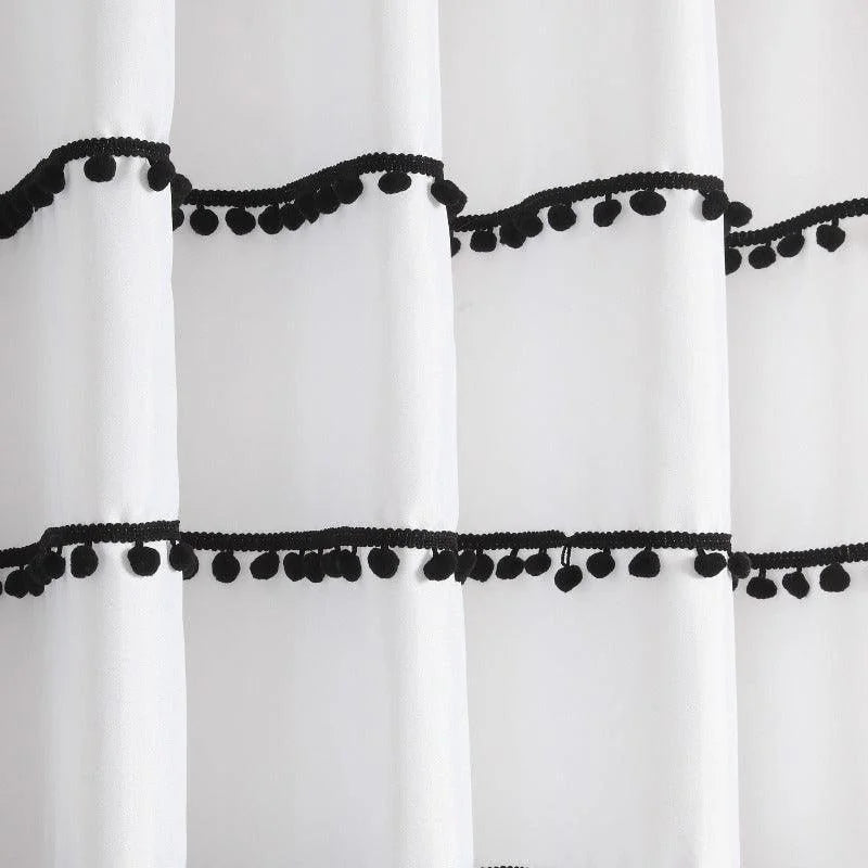 Rideau blanc élégant avec bandes de pompons noirs, idéal pour ajouter une touche de sophistication à votre intérieur. Parfait pour le salon ou la chambre, ce design classique et contemporain s'intègre harmonieusement dans tout style de décoration. Accessoire essentiel pour embellir vos fenêtres.