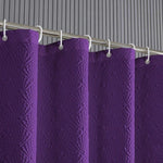 Rideau de salle de bain violet avec motifs géométriques, accroché sur une tringle en métal dans une salle de bain moderne. Élément décoratif pour ajouter une touche de couleur et de style à votre espace. Facile à installer et à entretenir.