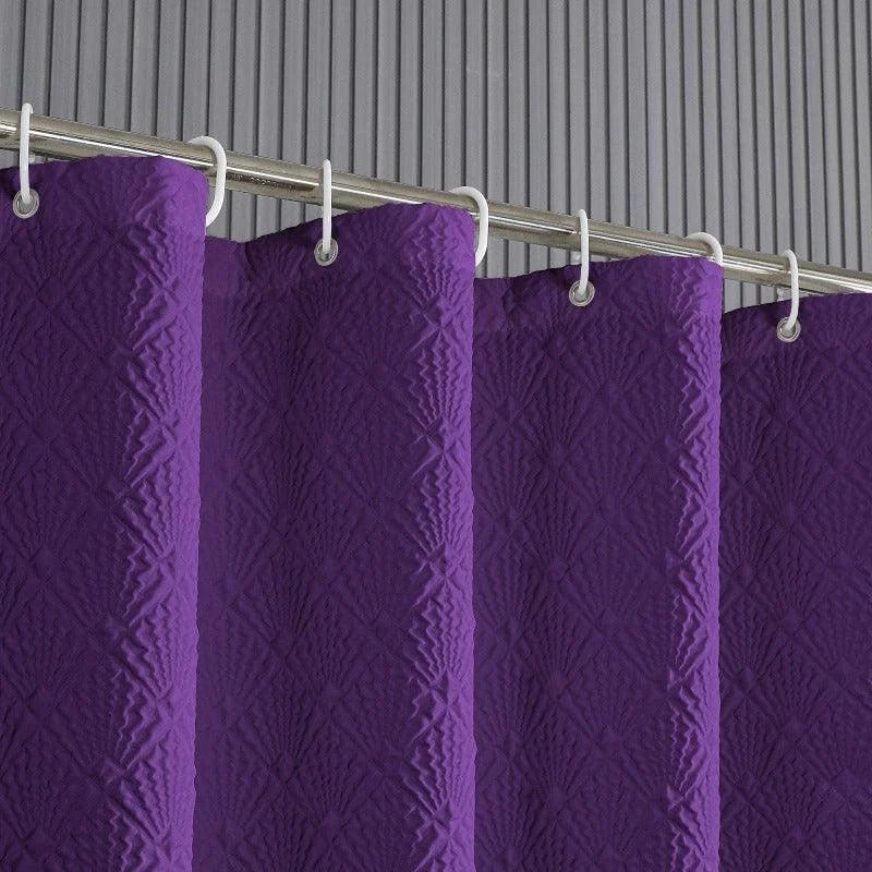Rideau de salle de bain violet avec motifs géométriques, accroché sur une tringle en métal dans une salle de bain moderne. Élément décoratif pour ajouter une touche de couleur et de style à votre espace. Facile à installer et à entretenir.