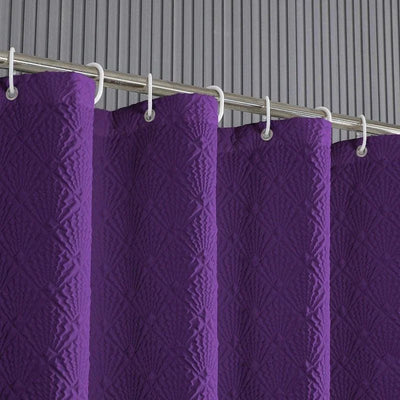 Rideau de salle de bain violet avec motifs géométriques, accroché sur une tringle en métal dans une salle de bain moderne. Élément décoratif pour ajouter une touche de couleur et de style à votre espace. Facile à installer et à entretenir.