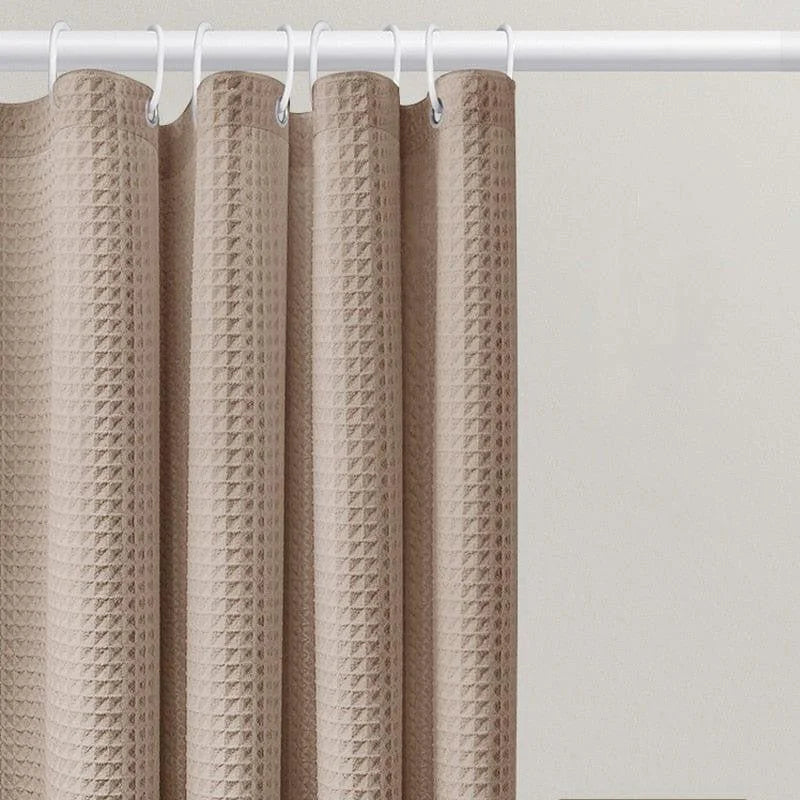Rideau de douche beige élégant avec motif texturé. Idéal pour décorer une salle de bain tout en préservant l'intimité. S'installe facilement grâce à ses anneaux robustes pour un maintien sécurisé. Adapté à tout style d'intérieur pour un look moderne et épuré.