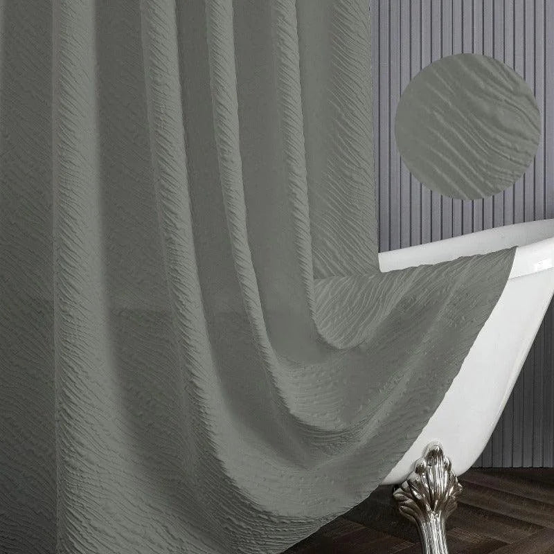 Rideau de douche texturé gris, idéal pour une salle de bains moderne, offrant à la fois style et fonctionnalité. Conçu pour s'harmoniser avec des baignoires sur pieds. Facile à installer et à entretenir, parfait pour ceux qui cherchent à combiner esthétique et praticité.