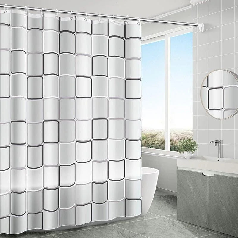 Rideau de douche moderne à motifs géométriques carrés, idéal pour une salle de bain contemporaine. Design élégant en noir et blanc qui rehausse l'esthétique avec une luminosité naturelle grâce à une grande fenêtre. Convient parfaitement pour protéger des éclaboussures tout en ajoutant une touche design à votre espace bain. Accessoire indispensable pour un intérieur raffiné et tendance.