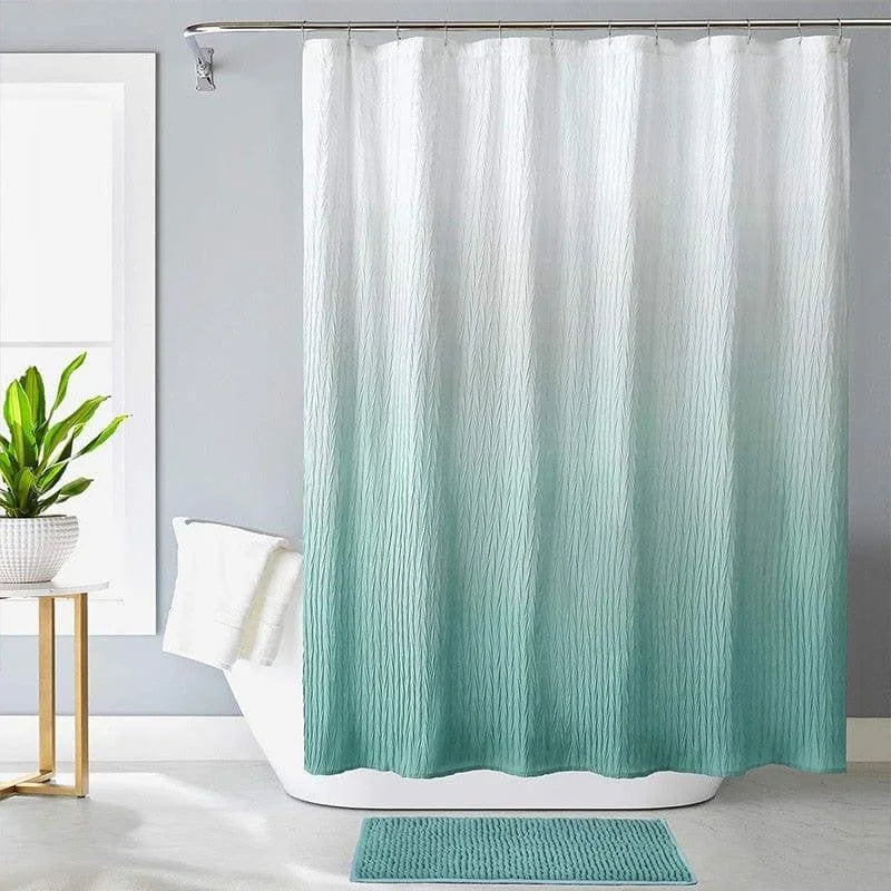 Rideau de douche design dégradé bleu et blanc, idéal pour apporter une touche de fraîcheur à votre salle de bain. Élément décoratif moderne, ce rideau s'accorde parfaitement avec un tapis de bain assorti pour un ensemble harmonieux, créant une ambiance apaisante et élégante dans votre espace de détente.