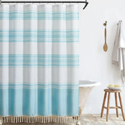 rideau douche rayures blanc bleu clair franges contemporain salle bain épuré tringle métal