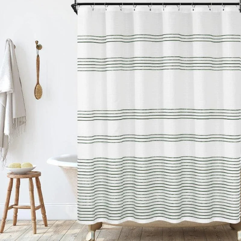 Rideau de douche élégant à rayures, parfait pour ajouter une touche moderne à votre salle de bain. Son design épuré et ses lignes raffinées créent une ambiance apaisante et contemporaine. Idéal pour harmoniser votre espace avec style et simplicité.