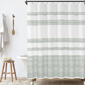 Rideau de douche élégant à rayures, parfait pour ajouter une touche moderne à votre salle de bain. Son design épuré et ses lignes raffinées créent une ambiance apaisante et contemporaine. Idéal pour harmoniser votre espace avec style et simplicité.