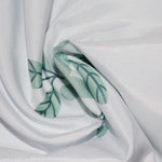 Textile blanc avec motif de feuilles vertes, idéal pour décorer la maison ou confectionner des vêtements élégants. Design naturel et apaisant, parfait pour ajouter une touche de fraîcheur à votre intérieur. Ce tissu se distingue par son aspect fluide et sa capacité à rehausser votre décoration d'intérieur avec finesse.