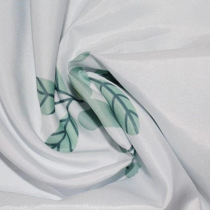 Textile blanc avec motif de feuilles vertes, idéal pour décorer la maison ou confectionner des vêtements élégants. Design naturel et apaisant, parfait pour ajouter une touche de fraîcheur à votre intérieur. Ce tissu se distingue par son aspect fluide et sa capacité à rehausser votre décoration d'intérieur avec finesse.