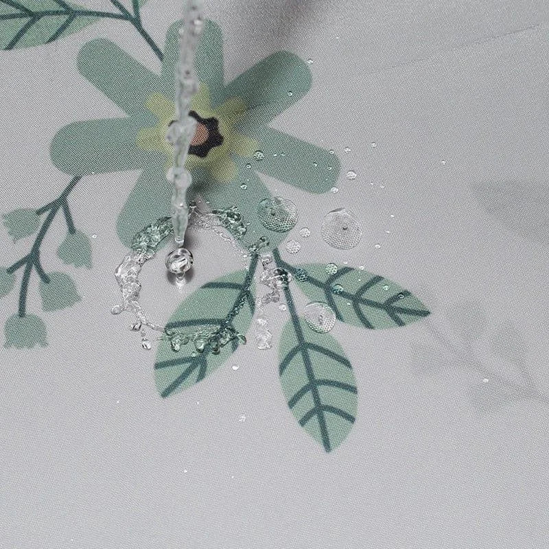 Image d'un revêtement imperméable avec motif floral, illustrant la résistance à l'eau grâce à un design décoratif en fleurs et feuilles vertes. Solution idéale pour protéger efficacement tout en ajoutant une touche esthétique à votre espace intérieur.