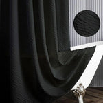Rideau de douche élégant noir, design texturé, apporte une touche moderne à votre salle de bain. Idéal pour une déco contemporaine et stylée. Parfait pour rehausser l'esthétique de votre espace avec un look sophistiqué.