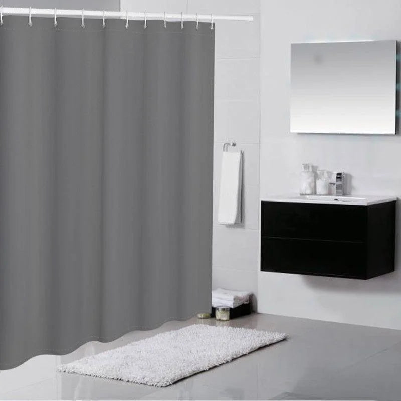 Rideau de douche gris élégant pour salle de bain moderne, parfait pour apporter une touche contemporaine à votre espace. Assorti à des accessoires minimalistes et un tapis blanc pour un style épuré. Idéal pour une décoration chic et sobre, offrant à la fois intimité et esthétisme.