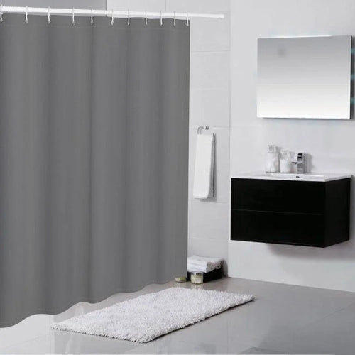 Rideau de douche gris élégant pour salle de bain moderne, parfait pour apporter une touche contemporaine à votre espace. Assorti à des accessoires minimalistes et un tapis blanc pour un style épuré. Idéal pour une décoration chic et sobre, offrant à la fois intimité et esthétisme.