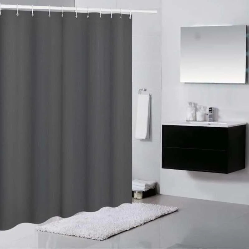 Rideau de douche gris élégant pour salle de bain moderne, accessoire idéal pour protéger votre sol des éclaboussures d'eau. Design sobre et contemporain qui s'harmonise parfaitement avec tout type de décoration intérieure. Convient pour améliorer l'esthétique de votre espace bain tout en assurant une fonctionnalité optimale.