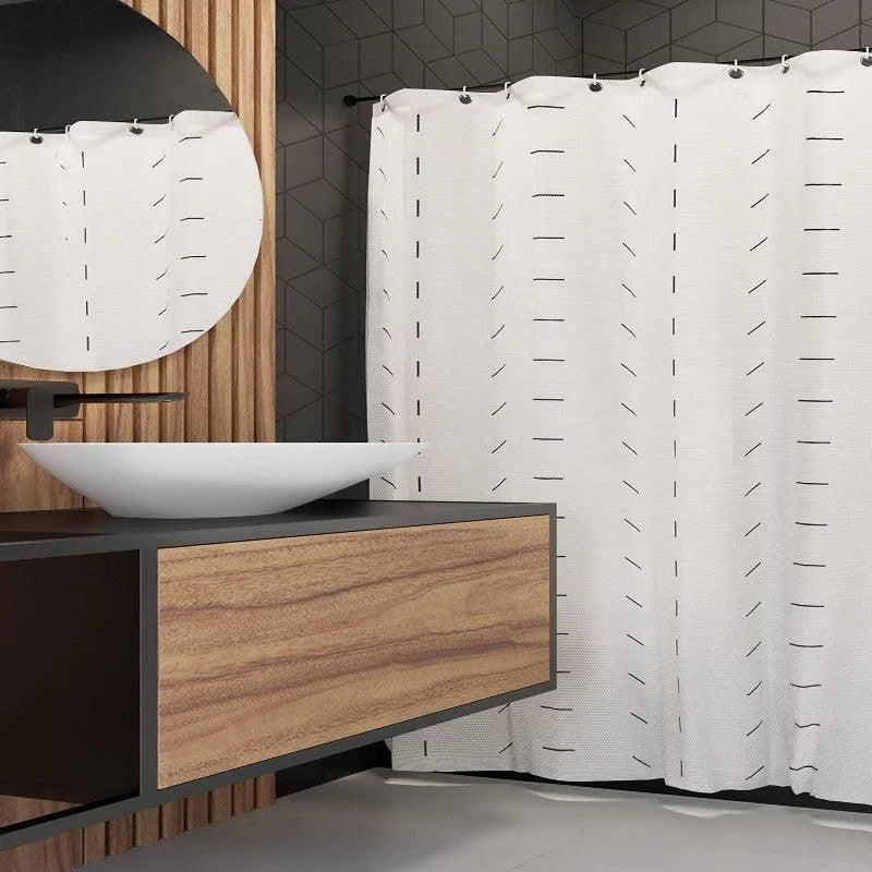 Rideau de douche moderne à motifs linéaires noirs, ajoutant une touche élégante à la salle de bain avec des accessoires en bois et un miroir en forme de disque. Design épuré et contemporain idéal pour rehausser l'esthétique d'une salle de bain. Parfait pour ceux qui cherchent à combiner style et fonctionnalité dans leur espace.