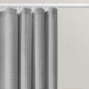 rideau douche gris gaufré moderne triangles métalliques tringle blanche salle bain élégante