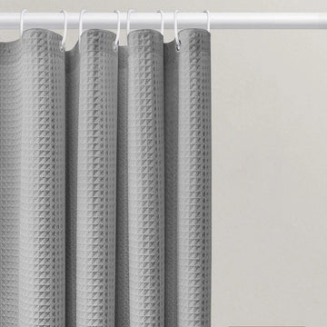 Rideau de douche gris élégant avec motif texturé en relief. Design moderne idéal pour embellir votre salle de bain. S'adapte facilement à tout type de décoration intérieure. Accessoire pratique et esthétique pour une douche contemporaine.
