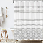 Rideau de douche élégant avec motif rayé noir et blanc, idéal pour apporter une touche moderne à votre salle de bain. Accessoire de décoration pour douche, facile à installer avec ses anneaux résistants, parfait pour préserver votre intimité tout en embellissant votre espace.