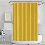 Rideau de douche jaune élégant suspendu dans une salle de bain moderne, offrant une touche de couleur vive et sophistiquée. Il ajoute du style à l'ensemble de la décoration intérieure grâce à son design épuré. Idéal pour transformer l'ambiance de votre espace bain.