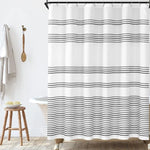 Rideau de douche élégant à rayures noires et blanches, idéal pour apporter une touche moderne et épurée à votre salle de bain. Accessoire pratique pour une décoration sobre et contemporaine, il offre une protection efficace contre les éclaboussures. Parfait pour un aménagement apaisant de votre espace détente.