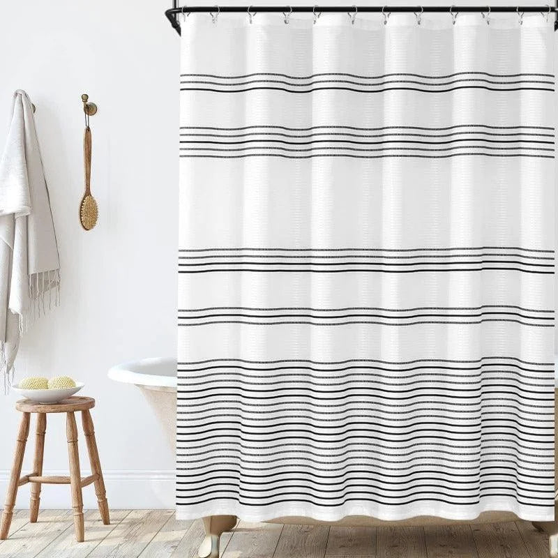 Rideau de douche élégant à rayures noires et blanches, idéal pour apporter une touche moderne et épurée à votre salle de bain. Accessoire pratique pour une décoration sobre et contemporaine, il offre une protection efficace contre les éclaboussures. Parfait pour un aménagement apaisant de votre espace détente.