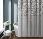 Rideau de douche élégant à motifs floraux gris et blancs, parfait pour ajouter une touche de sophistication à votre salle de bain moderne. Disposez-le autour d'une baignoire élégante pour un look harmonieux. Optimisez l'esthétique de votre espace avec cet élément décoratif chic.